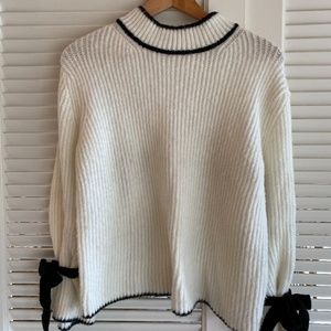 Sweater with Bell Sleeves with ties